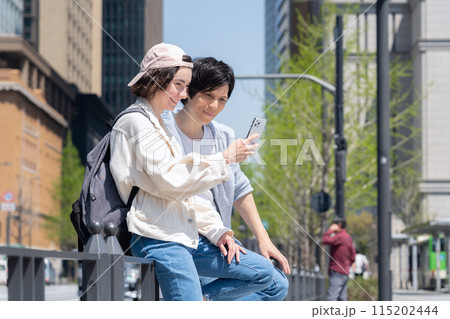 東京を旅行する外国人観光客のカップル(インバウンド) 東京を旅行する外国人観光客のカップル(インバウンド) 115202444