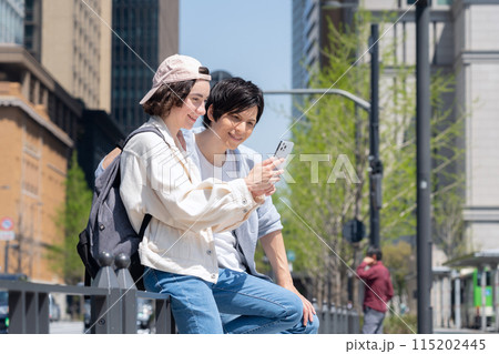 東京を旅行する外国人観光客のカップル（インバウンド） 115202445