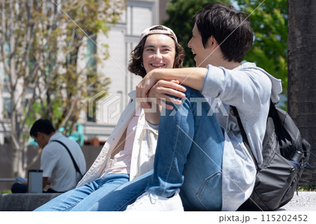 東京を旅行する外国人観光客のカップル（インバウンド） 115202452