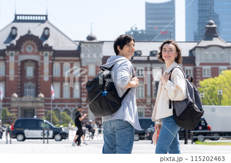 東京を旅行する外国人観光客のカップル（インバウンド） 115202463