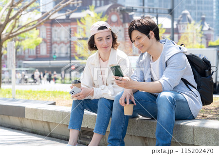 東京を旅行する外国人観光客のカップル（インバウンド） 115202470