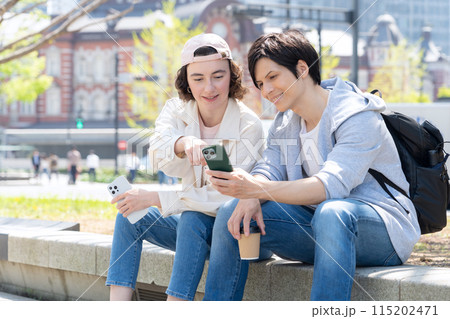 東京を旅行する外国人観光客のカップル（インバウンド） 115202471