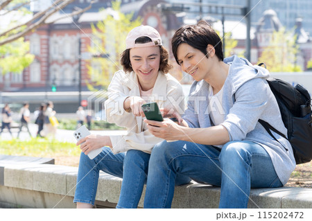 東京を旅行する外国人観光客のカップル(インバウンド) 東京を旅行する外国人観光客のカップル(インバウンド) 115202472