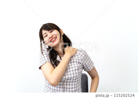 疲れをほぐす女性社員 疲れをほぐす女性社員 115202524