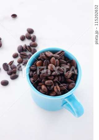 マグカップに入ったコーヒー豆 マグカップに入ったコーヒー豆 115202632