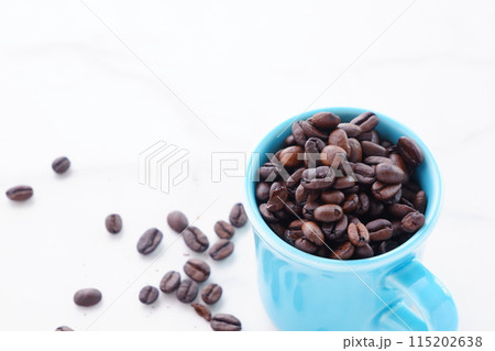 マグカップに入ったコーヒー豆 マグカップに入ったコーヒー豆 115202638