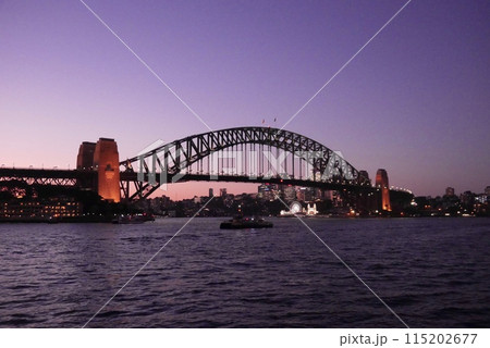 夕暮れ時のシドニーハーバーブリッジ 夕暮れ時のシドニーハーバーブリッジ 115202677