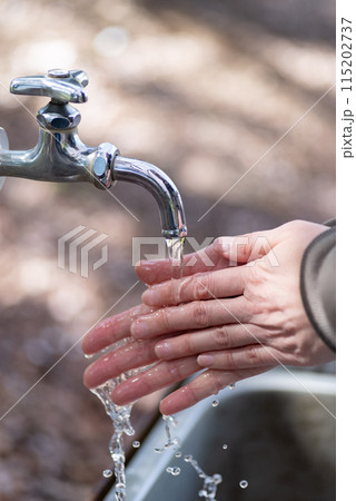 屋外で手を洗う人の手 屋外で手を洗う人の手 115202737