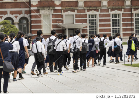 修学旅行で移動する学生の列 115202872