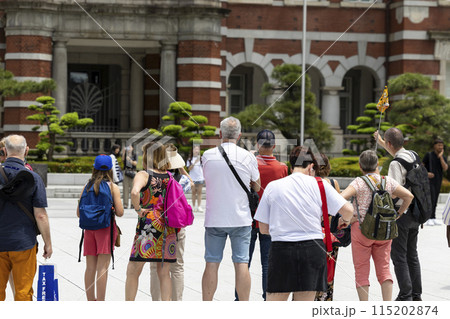 日本を観光する外国人旅行客の団体 115202874
