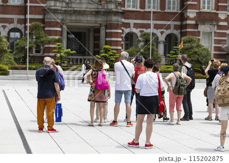 日本を観光する外国人旅行客の団体 115202875