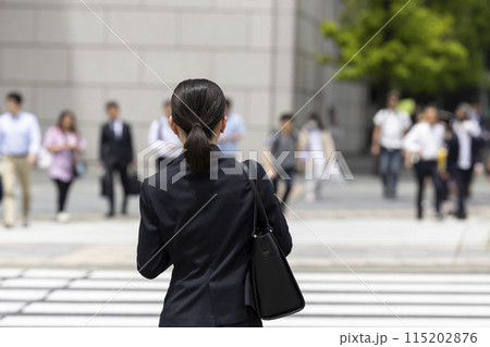 スーツを着た若い女性の後ろ姿 115202876