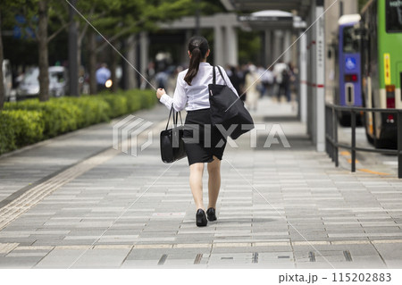 東京のオフィス街を歩く若い女性 115202883