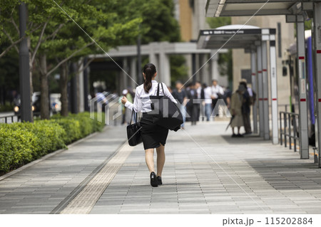 東京のオフィス街を歩く若い女性 115202884
