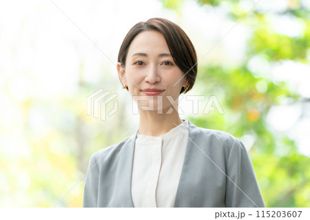 ビジネス女性　歩く　緑 115203607