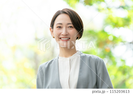 ビジネス女性　歩く　緑 115203613