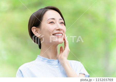 ミドル女性　ビューティー　緑 115203769