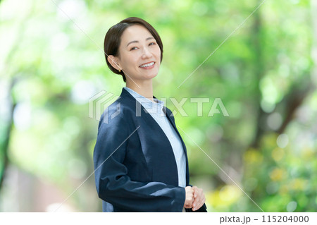 ミドル女性　ポートレート　緑 115204000