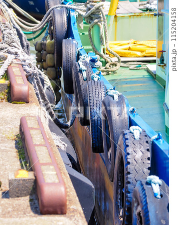 タグボート(曳航船・曳舟)に付けられたクッションの古タイヤ タグボート(曳航船・曳舟)に付けられたクッションの古タイヤ 115204158