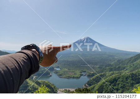 山の上から眺める精進湖と富士山 115204177