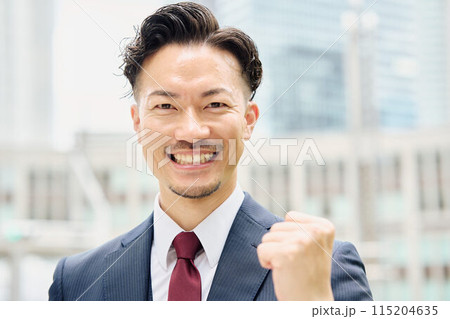 ガッツポーズをするビジネスマン ガッツポーズをするビジネスマン 115204635