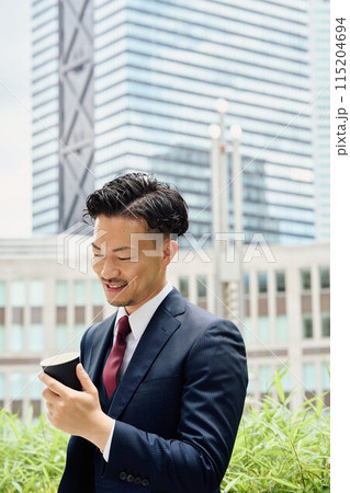 休憩するビジネスマン 115204694