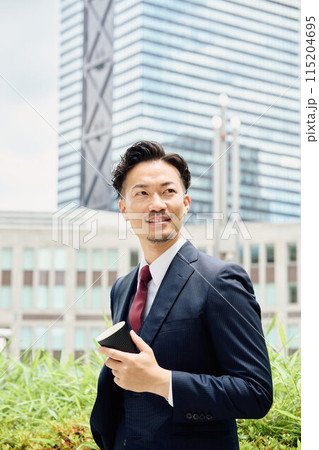休憩するビジネスマン 115204695
