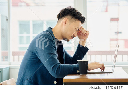 パソコンを見て頭を抱える男性 パソコンを見て頭を抱える男性 115205374