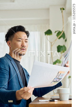 資料を見る男性 115205573