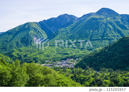 【新緑の平湯温泉】R158平湯トンネル東出口付近の平湯峠・笠見橋からの眺望 【新緑の平湯温泉】R158平湯トンネル東出口付近の平湯峠・笠見橋からの眺望 115205957
