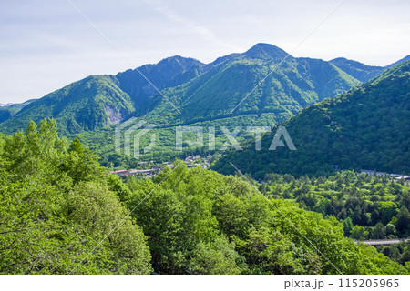 【新緑の平湯温泉】R158平湯トンネル東出口付近の平湯峠・笠見橋からの眺望 115205965