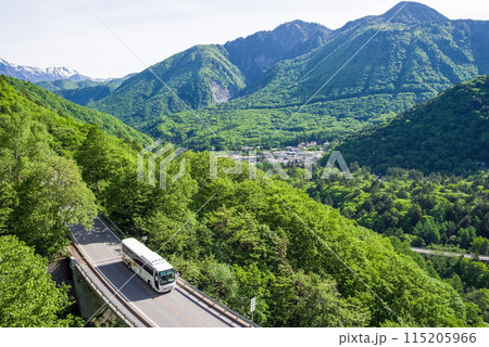 【新緑の平湯温泉】R158平湯トンネル東出口付近の平湯峠・笠見橋からの眺望 115205966