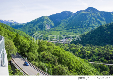 【新緑の平湯温泉】R158平湯トンネル東出口付近の平湯峠・笠見橋からの眺望 115205967