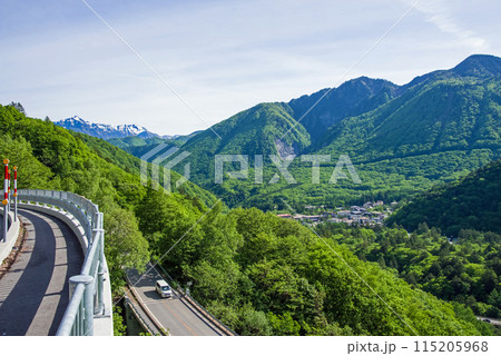 【新緑の平湯温泉】R158平湯トンネル東出口付近の平湯峠・笠見橋からの眺望 115205968