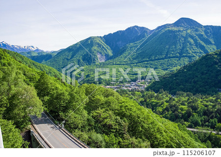 【新緑の平湯温泉】R158平湯トンネル東出口付近の平湯峠・笠見橋からの眺望 115206107