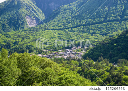 【新緑の平湯温泉街】R158平湯トンネル東出口付近の平湯峠からの眺望 115206268