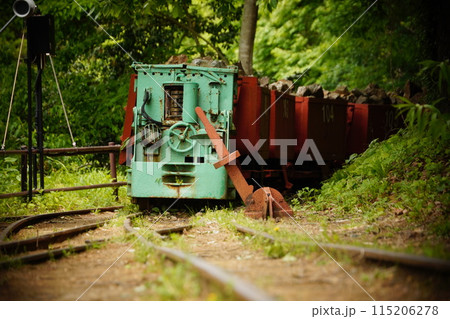 屋外のトロッコ列車と線路軌道 115206278