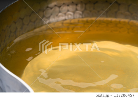 鍋の中で波打つ出汁 115206457