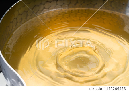 鍋の中で波打つ出汁 115206458