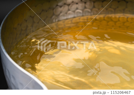 鍋の中で波打つ出汁 115206467