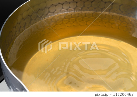 鍋の中で波打つ出汁 115206468