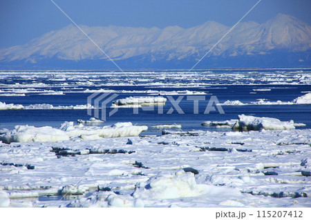 流氷のオホーツク海 115207412