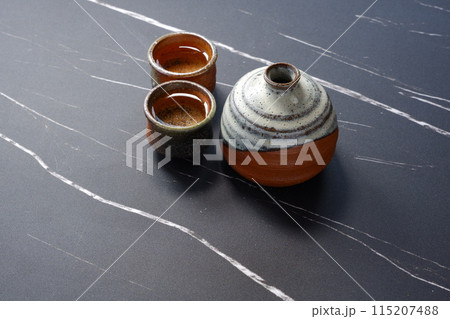 日本酒が入った徳利と、2つのお猪口 115207488