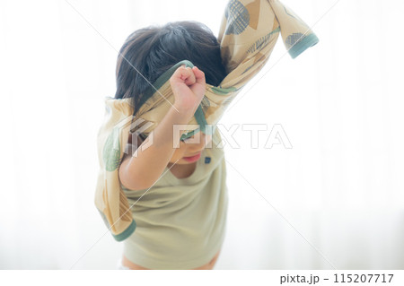 服を脱ぐ3歳児　 115207717