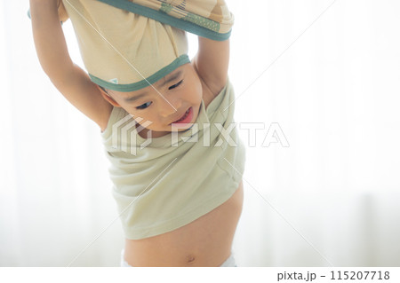 服を脱ぐ3歳児 服を脱ぐ3歳児 115207718