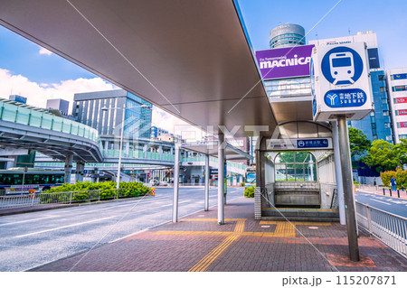 日本の横浜都市景観 6月。横浜市営地下鉄ブルーライン 新横浜駅出入口4Bなどを望む＝4日 115207871
