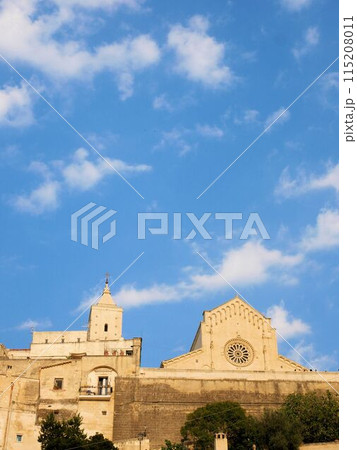 マテーラ大聖堂 と夕方の青空 (イタリア) マテーラ大聖堂 と夕方の青空 (イタリア) 115208011