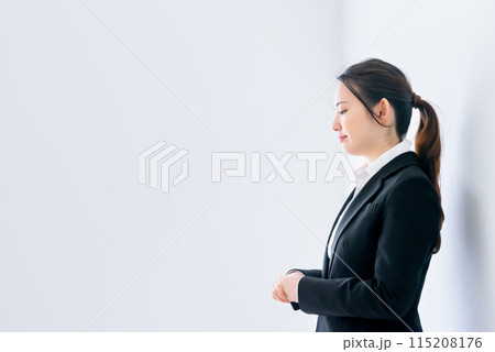 少し俯くビジネスウーマン 115208176
