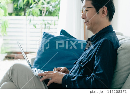 ソファでパソコンを使う男性 ソファでパソコンを使う男性 115208371