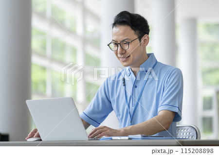 ノートパソコンで作業をする施設職員　イメージ 115208898